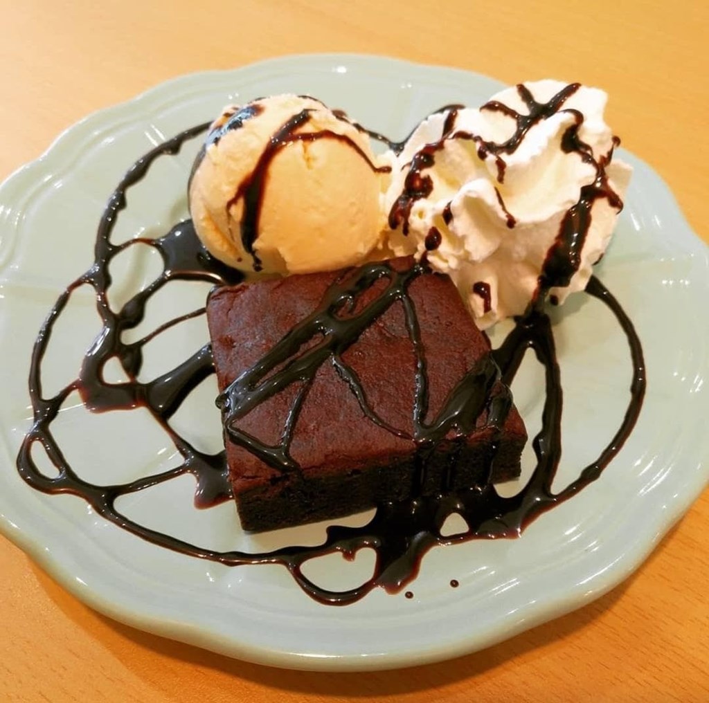 Brownie con nata y helado (hay opción sin gluten) - Imagen 1