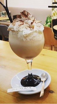 Capitol coffe (café, leche, baileys, bola de vainilla y nata) - Imagen 1