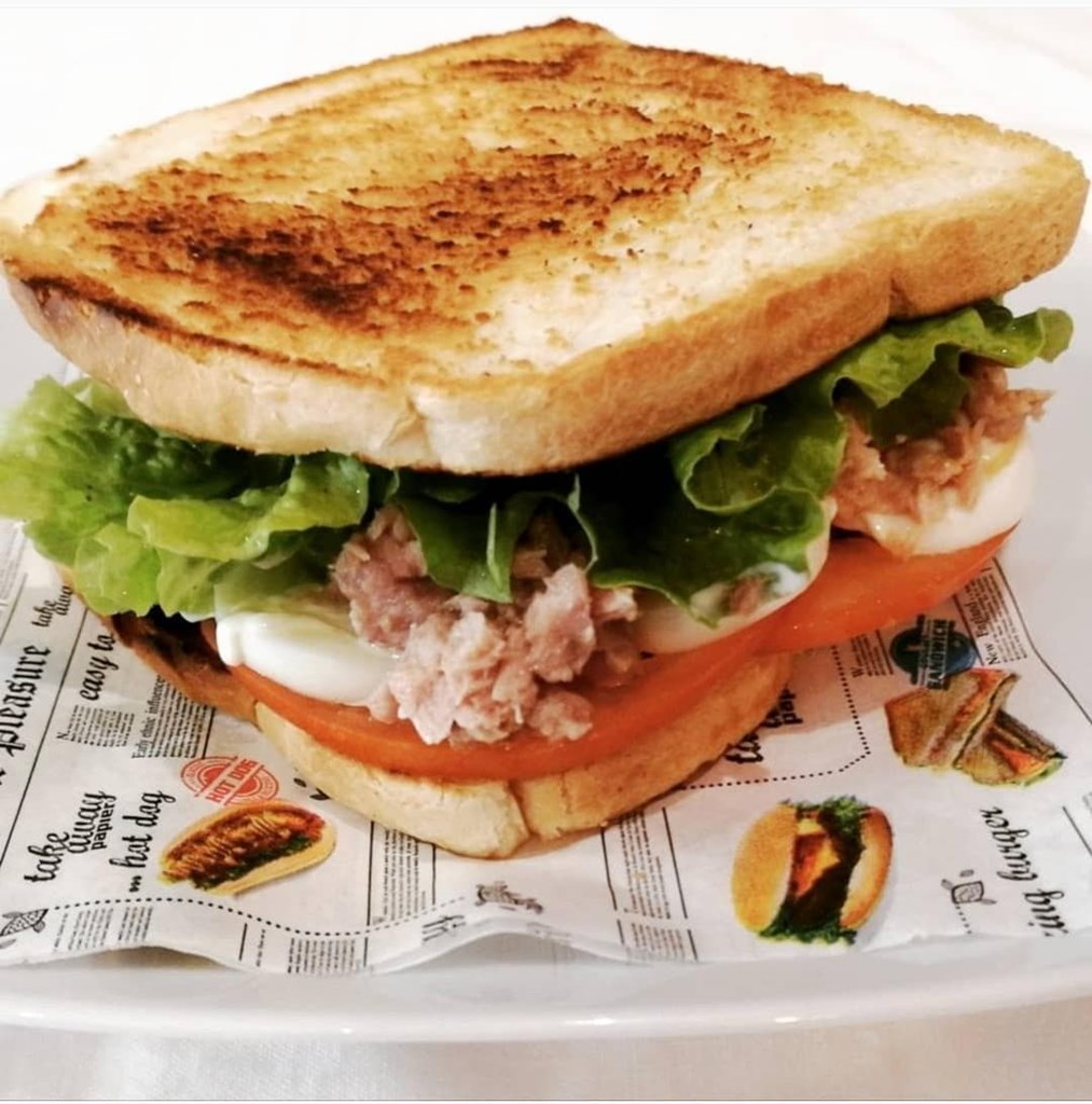 Sándwich vegetal (lechuga, tomate, atún, huevo y mayonesa) - Imagen 1