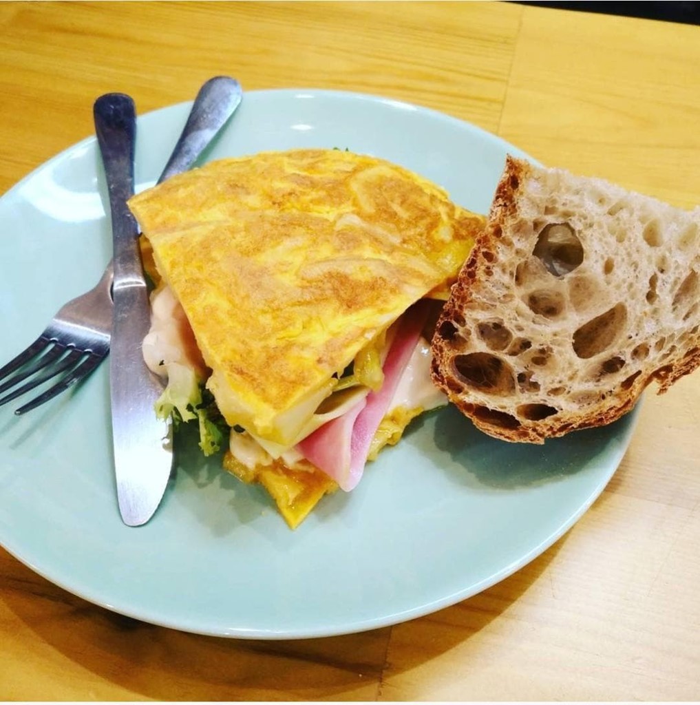 Tapa tortilla rellena (lechuga, tomate, jamón, queso y mayonesa) - Imagen 1