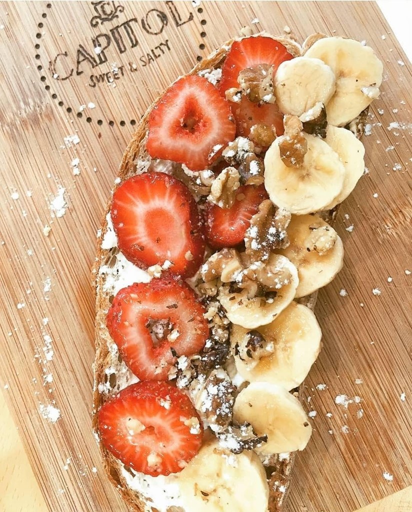 Tosta philadelphia con frutas y nueces - Imagen 1