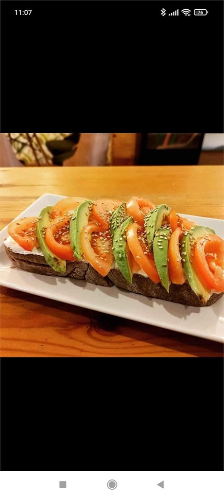 Tosta philadelphia, tomate y aguacate con semillas - Imagen 1