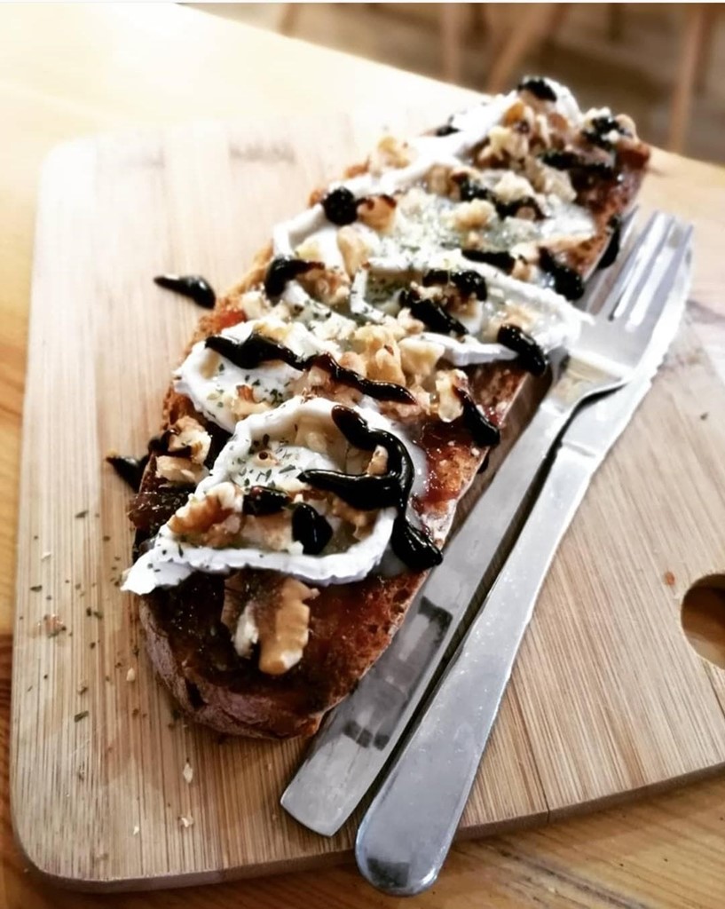 Tosta rulo de cabra, confitura de higo, reducción de pedro ximenez y nueces - Imagen 1